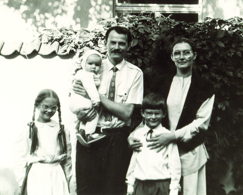 Sūnaus Jono krikštynos. Šalia stovi žmona Raimonda, dukra Petra, sūnus Tomas. Prie Šv. Mikalojaus bažnyčios, 1989 m.
