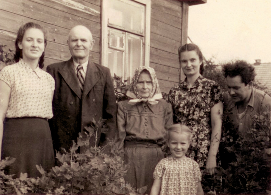 Mama V. Gipiškytė-Sprindienė, senelis J. Gipiškis, močiutė O. Gipiškienė, krikštamotė O. Gipiškytė, tėtis A. Sprindis, priekyje – J. Sprindytė, 1957 m. (nuotrauka daryta seneliams grįžus iš Sibiro)