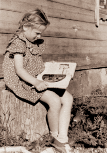 Jūratė skaito Anderseno pasakas prie senelių namo, 1958 m.