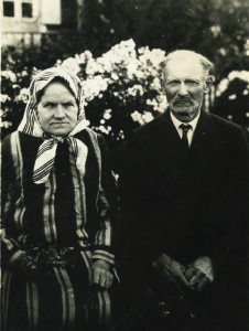 Tėvai Uršulė ir Petras Jakubėnai, 1924 m.