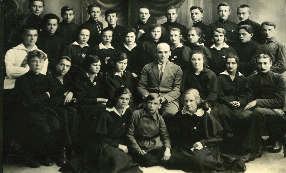 K. Jakubėnas (pirmas eilėje) tarp Biržų gimnazijos moksleivių ir mokytojų. Centre – mokytojas Dilys, 1924 m.