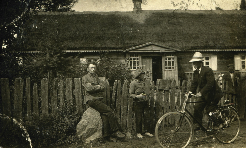 Prie gimtojo namo Kaušiškėse. Iš kairės: Kazys, Alfonsas ir Mykolas Jakubėnai. Darželyje stovi tėvas Petras, apie 1925 m.