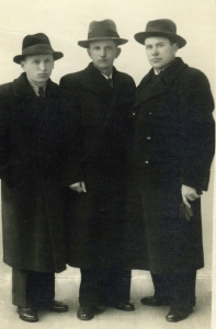 Broliai Jakubėnai. Iš kairės – poetas Kazys, mokytojas Pranas ir advokatas Alfonsas, 1935 m.
