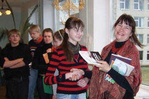 Bibliotekininkė Nijolė Stasytienė džiaugiasi dovanotomis knygomis