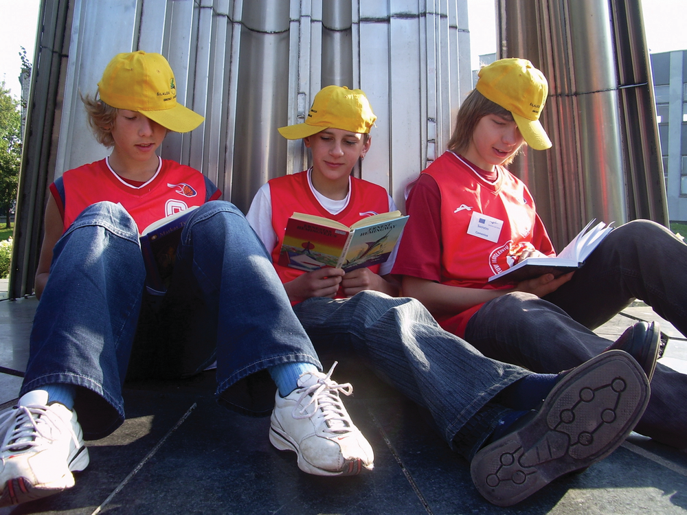 2006 m. Projektas ,,Skaitanti gatvė“. 7c klasės mokiniai kvietė: ,,Imkit knygą ir skaitykit...“