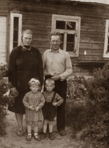 Su mama, tėčiu ir dvyniu broliuku Petru. 1964 m.