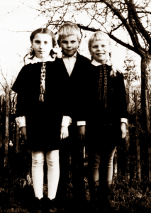 Antraklasiai. Su geriausia drauge  Danute (kairėje) ir broliu Petru. 1968 m.