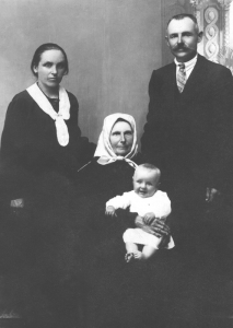 Elžbieta ir Pranas Drukteniai. Adomas ant močiutės Rozalijos kelių, 1931 m.