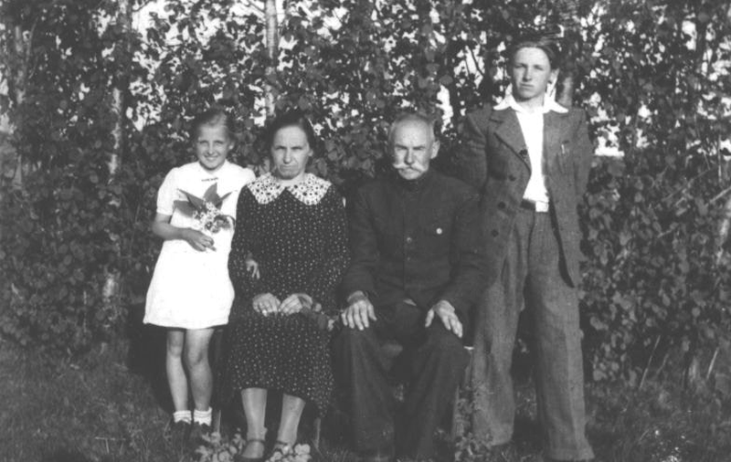 Su tėvais ir seseria Zofija, 1947 m.
