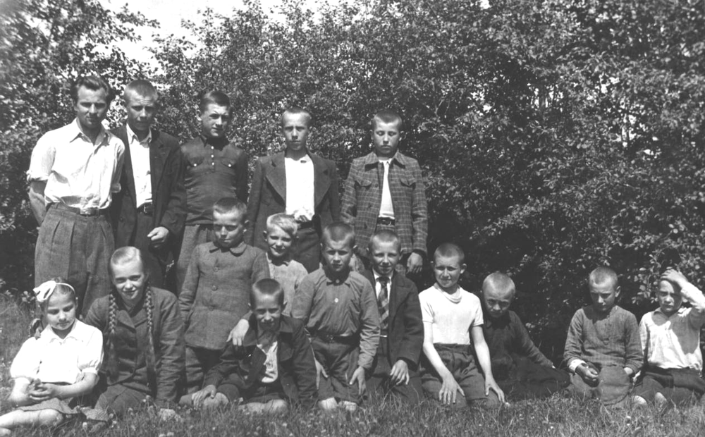 Tarp bendraklasių, 1943 m. Pirmas iš kairės stovi mokytojas Aleksas Šatas. Adomėlis pirmoje eilėje (su kaklaraiščiu)