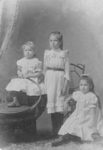 Ona (Gintarės močiutė), Leontina, Zuzana Baranauskaitės Liepojoje. 1904 m.