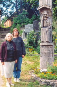 Su mama Žagarės kapinėse. 1995 m.