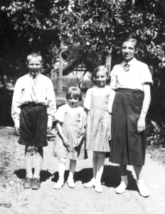 1938 m. vasara Utenoje. Petronėlė, baigusi 1-ąją gimnazijos klasę, su broliu ir sesutėmis 1938 m. vasara Utenoje. Petronėlė, baigusi 1-ąją gimnazijos klasę, su broliu ir sesutėmis