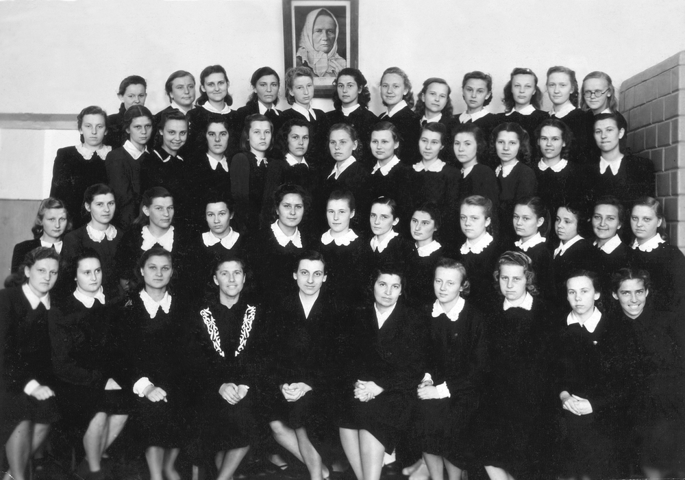 Šiaulių II mergaičių vid. mokyklos 10-osios klasės su auklėtojomis ir mokytoja 1952 m. Pirmoje eilėje penkta iš kairės – mokytoja P. Česnulevičiūtė Šiaulių II mergaičių vid. mokyklos 10-osios klasės su auklėtojomis ir mokytoja 1952 m. Pirmoje eilėje penkta iš kairės – mokytoja P. Česnulevičiūtė