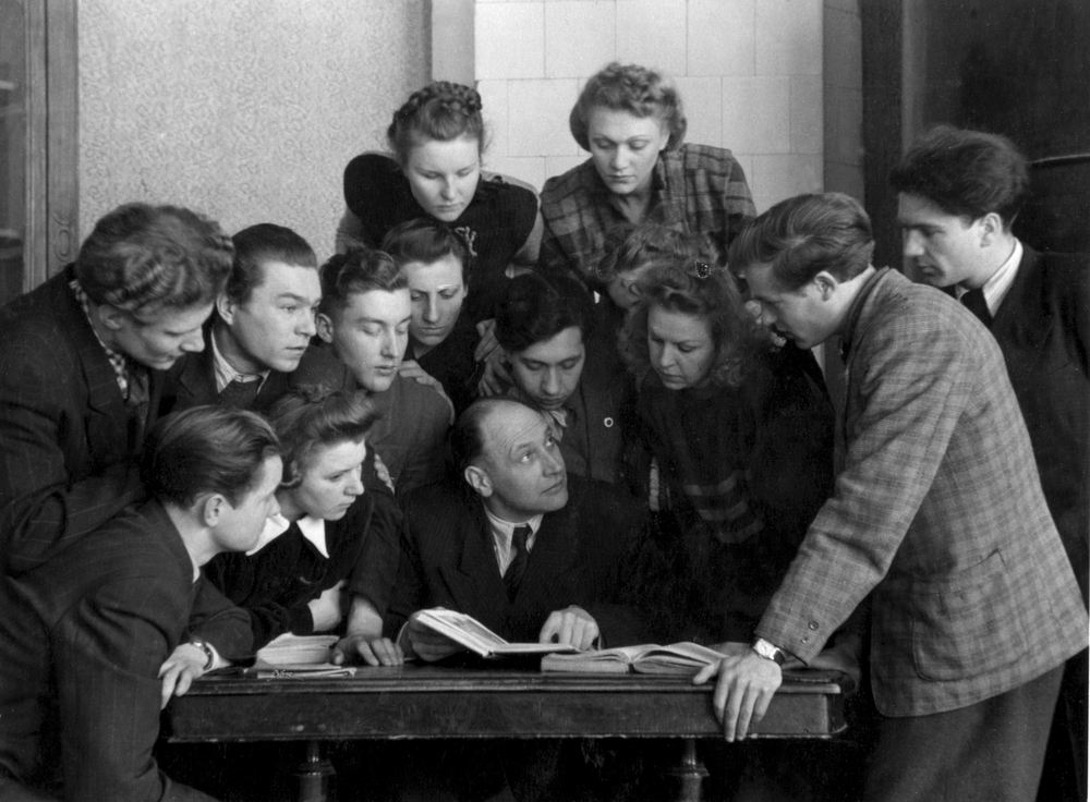 Vilniaus valstybinio dramos teatro studijos II kursas 1948 m. su vadovu akt. J. Rudzinsku. Petronėlė vidurinėje eilėje ketvirta iš kairės Vilniaus valstybinio dramos teatro studijos II kursas 1948 m. su vadovu akt. J. Rudzinsku. Petronėlė vidurinėje eilėje ketvirta iš kairės