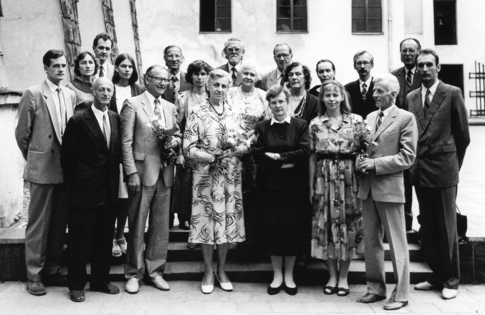 Štai ir prabėgo 60 metų – mokantis ir mokant. VU Lietuvių literatūros katedra 1993 m. išleidžia į pensiją tris veteranus (su gėlėmis). Lyg ir nebūtų dar labai sukriošę... (P. Česnulevičiūtės užrašas kitoje nuotraukos pusėje) Štai ir prabėgo 60 metų – mokantis ir mokant. VU Lietuvių literatūros katedra 1993 m. išleidžia į pensiją tris veteranus (su gėlėmis). Lyg ir nebūtų dar labai sukriošę... (P. Česnulevičiūtės užrašas kitoje nuotraukos pusėje)