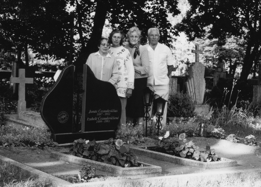 Grįžtant į gimtinę. Visi keturi seni ir senstantys vaikai Perlojoje prie Tėvelių kapų Grįžtant į gimtinę. Visi keturi seni ir senstantys vaikai Perlojoje prie Tėvelių kapų