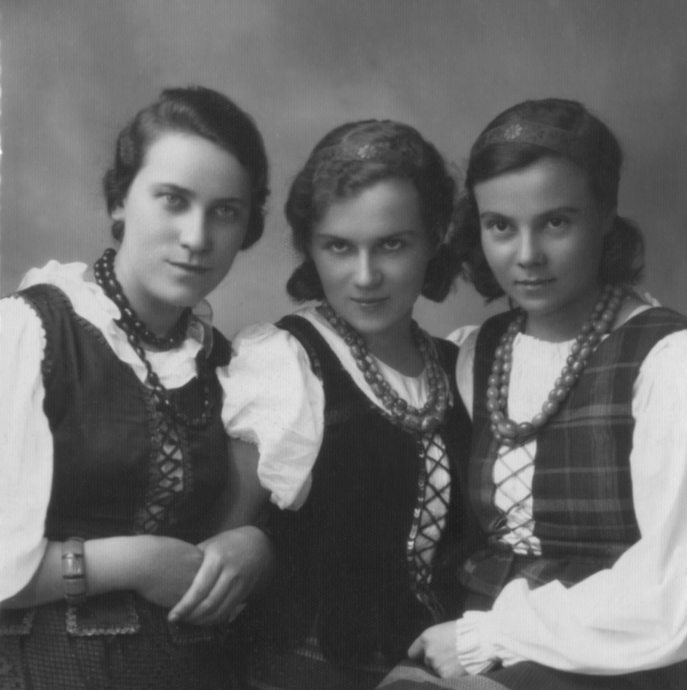 Vilniaus lietuvių studentų sąjungos teatro sekcijos valdyba. Iš kairės: V. Maminskaitė, A. Liobytė, O Mičiūnaitė Vilniaus lietuvių studentų sąjungos teatro sekcijos valdyba. Iš kairės: V. Maminskaitė, A. Liobytė, O Mičiūnaitė