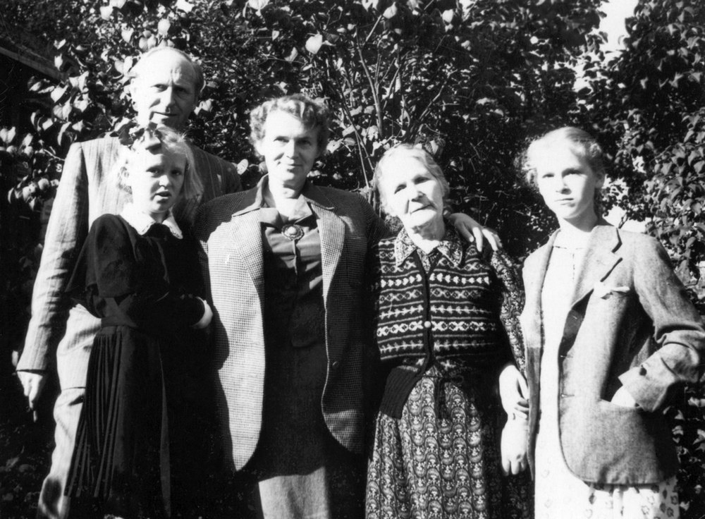 Su mama, vyru ir dukromis 1956 m. Su mama, vyru ir dukromis 1956 m.