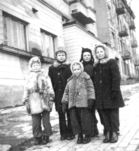 Tauro gatvėje su kaimynais. Iš kairės: Andrius Meškauskas, Tomas Venclova, Vladas Bulavas, Ingrida Korsakaitė ir priekyje Rita Bulavaitė