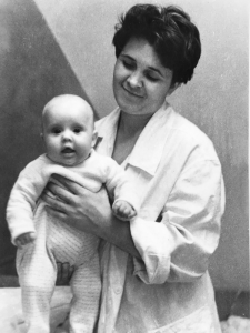 Birutei – 6 mėnesiai, su mama Kaune. 1969 m.