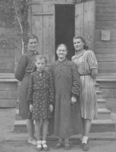 Iš kairės: Dalia, močiutė, vyresnioji sesuo apie 1956 m. per Sekmines Sibire