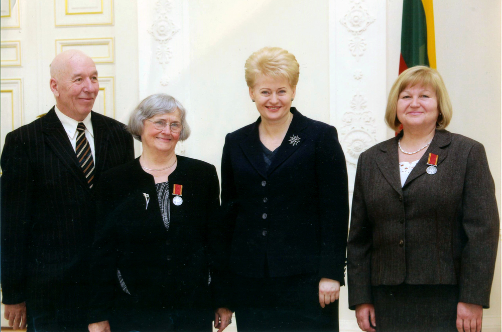 Su Prezidente Dalia Grybauskaite, Vida Plentaite ir vyru Broniumi Valstybės apdovanojimų įteikimo ceremonijoje. 2010 m. Džojos Gundos Barysaitės nuotr. 