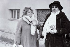 Rašytojų sąjungos VIII suvažiavimo dalyvės – Bitė Vilimaitė ir Judita Vaičiūnaitė. 1986 m. I. Mikužienės nuotr. Rašytojų sąjungos VIII suvažiavimo dalyvės – Bitė Vilimaitė ir Judita Vaičiūnaitė. 1986 m. I. Mikužienės nuotr.