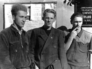 A. Baltakis (dešinėje) su  kurso draugais A. Maldoniu ir V. Mikuličiumi 1952 m.