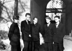 Kurso draugai (iš kairės): J. Kazlauskas, A. Maldonis, K. Morkūnas, Just. Marcinkevičius, A. Baltakis M. K. Sarbievijaus kieme apie 1954 m.