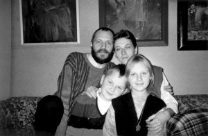 Namuose su šeima apie 1993 m.
