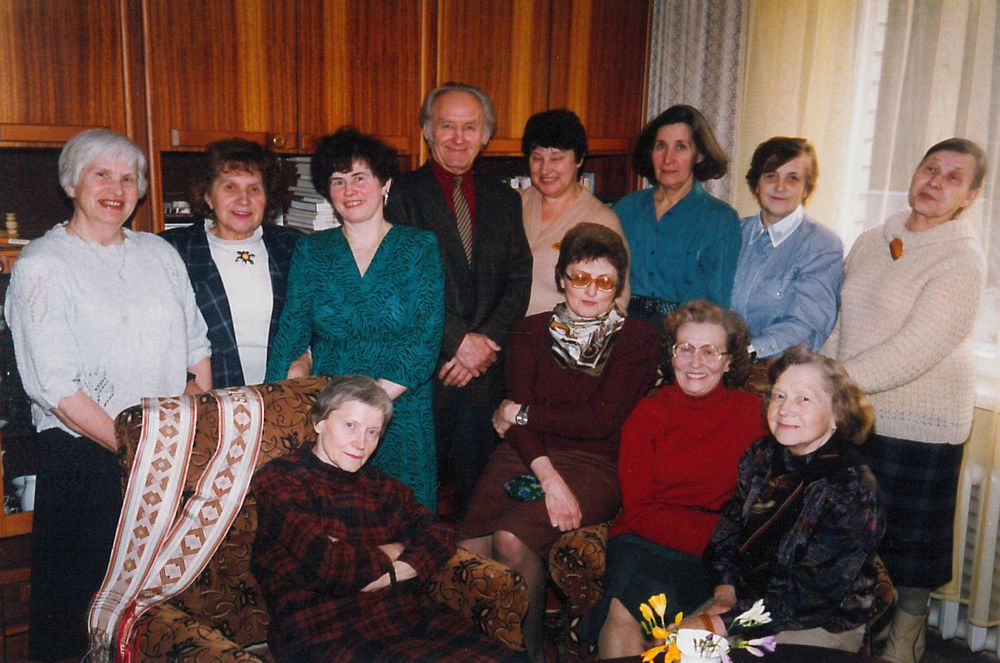 „Žibučių balius“ 1994 m. pavasarį su „Vagos“ kolegomis. Sėdi (iš kairės): Danutė Krištopaitė, Roma Zagorskienė, Marija Subatavičienė, Judita Grigienė. Stovi (iš kairės): Rožė Jankevičiūtė, Elena Ramonaitienė, Danguolė Kuisienė, Adomas Druktenis, Bronė Balčienė, Auksė Mardosaitė, Dalia Lenkauskienė, Živilė Rukšėnaitė