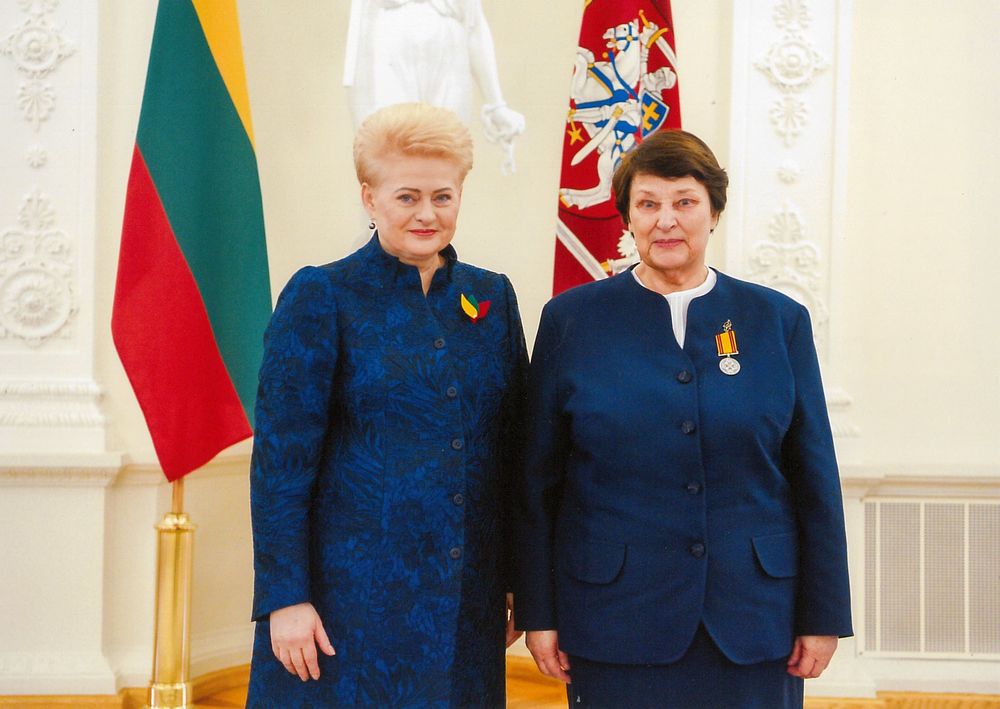 Su Prezidente Dalia Grybauskaite. B. Balčienė už ilgametį redaktorės darbą, vertimus, vertėjų ir redaktorių ugdymą apdovanota Lietuvos didžiojo kunigaikščio Gedimino ordino medaliu. 2019 m. vasario 16 d. Roberto Dačkaus nuotr.