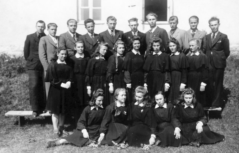 Vilkijos gimnazijos abiturientai 1946 m. (Eugenija – antroje eilėje antra iš kairės)