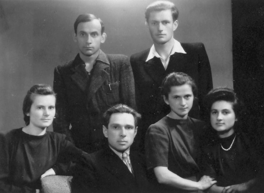 Eugenija (kairėje) su kalbininkų grupe. Centre – dėstytojas J. Kabelka (1949 m.)
