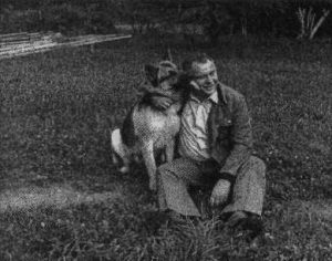 Petras Bražėnas (dešinėje) ir šuo apie 1980 m. Petras Bražėnas (dešinėje) ir šuo apie 1980 m.