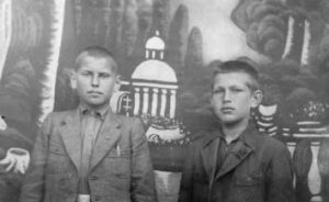 Baisogalos pradinės mokyklos šeštaskyris. 1940 m. su geriausiu draugu Vytautu Gaigalu