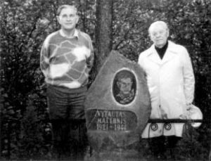 Su rašytoju J. Jankumi prie poeto V. Mačernio kapo. 1991 m. 