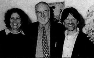 Žiuri prezidentas Jay Heale (viduryje) su H. K. Anderseno premijos laureatais Ana Maria Machado ir Anthony Browne