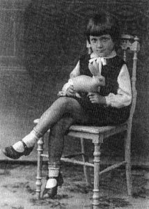 „Vaikas su kiškiu“ taip save šioje nuotraukoje vadina Birutė Pūkelevičiūtė. (Visos nuotraukos iš asmeninio rašytojos archyvo)