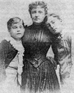 Frensė su dvylikamečiu Vivianu ir keturiolikmečiu Laioneliu. 1888 m.