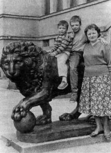 Su sūnumis Džiugu ir Gyčiu. 1988 m.