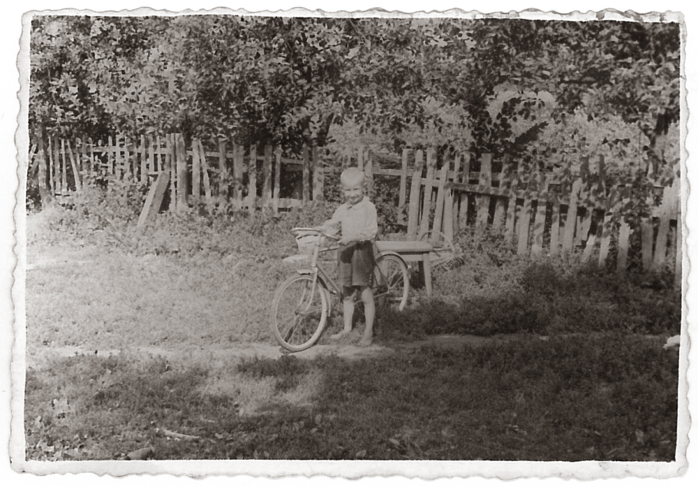 Su pirmuoju dviračiu. Apie 1958 m. Nuotr. iš asmeninio K. Urbos archyvo