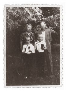 Pirmoji Komunija. su tėvais ir broliu Vidmantu.  Apie 1964 m.