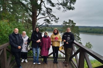 Rašytojai ir Ladakalnio panorama. Nuotraukos iš „Meno bangų“ archyvo