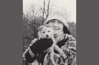 Emilija Liegutė su augintiniu apie 1987 m. Algimanto Žižiūno fotografija. Maironio lietuvių literatūros muziejaus nuosavybė (nuotrauka publikuota žurnale „Rubinaitis“ 2022 m. Nr. 2)