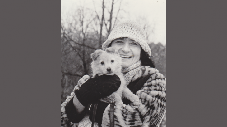 Emilija Liegutė su augintiniu apie 1987 m. Algimanto Žižiūno fotografija. Maironio lietuvių literatūros muziejaus nuosavybė (nuotrauka publikuota žurnale „Rubinaitis“ 2022 m. Nr. 2)