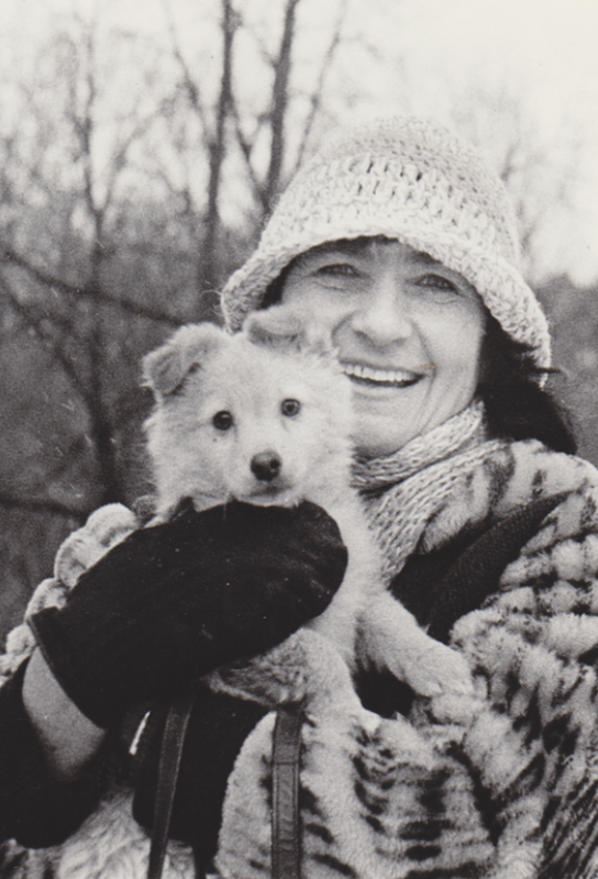 Emilija Liegutė su augintiniu apie 1987 m. Algimanto Žižiūno fotografija. Maironio lietuvių literatūros muziejaus nuosavybė