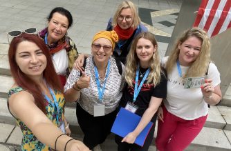 Pirmoje eilėje iš kairės: Agnesa Kenešytė-Gricė, Inga Mitunevičiūtė, Rūta Lazauskaitė, Goda Baranauskaitė-Dangovienė; antroje eilėje kongreso dalyvės iš Estijos. Dalyvių asm. archyvo nuotr.