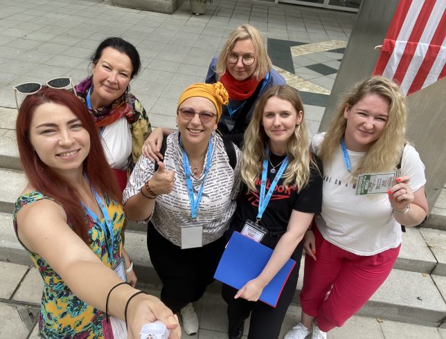 Pirmoje eilėje iš kairės: Agnesa Kenešytė-Gricė, Inga Mitunevičiūtė, Rūta Lazauskaitė, Goda Baranauskaitė-Dangovienė; antroje eilėje kongreso dalyvės iš Estijos. Dalyvių asm. archyvo nuotr.